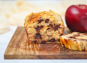 Recette Cake à la compote de pomme et pépites de chocolat - Sans beurre