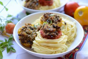 Recette Spaghetti et tomates farcies câpres olives et herbes #végétarien