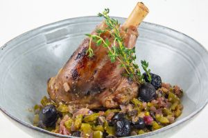 Recette Souris d’agneau basse température et sa poêlée de poivrons verts aux olives