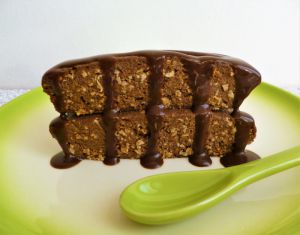 Recette Gâteau cru vegan hyperprotéiné cacao-avoine-courge-chanvre-tournesol-riz-lin (diététique, sans gluten ni sucre, riche en fibres)