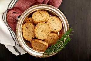 Recette Sablés apéritifs aux noix de Grenoble, dattes et parmesan