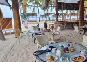 Recette Secret du Paradis : Pourquoi le Buho’s Beach Bar Isla Mujeres Ressemble à un Trésor Caché