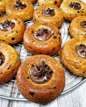 Recette Cookies donuts fourrés à la pâte à tartiner pétillante et au sucre pétillant au chocolat