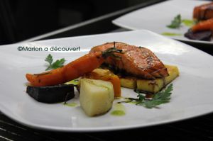 Recette Saumon mi-cuit, légumes rôtis au four, palet de polenta et huile aux herbes