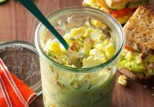 Recette Meilleure salade crémeuse aux oeufs (Super facile à faire!)
