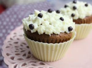 Recette Cupcakes moelleux chocolat - topping crème au beurre et fromage frais - perles de chocolat et caissette en chocolat blanc