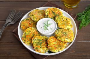 Recette Beignets de courgettes façon grecque : cette recette d’été cartonne (et on comprend pourquoi)