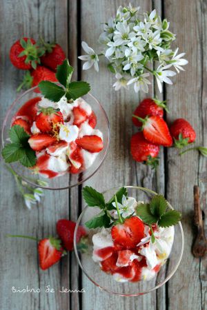 Recette Fraises chantilly, meringue et coulis de fraises