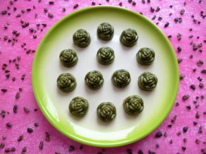 Recette Bouchées healthy moringa-fèves de cacao-chia-psyllium (crues, diététiques, véganes, bio, sans gluten ni sucre, riches en fibres)