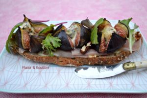 Recette Tartine à la fourme d’Ambert, figues rôties, jambon cru et noix