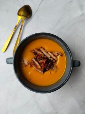 Recette Soupe de potimarron onctueuse avec oignons caramélisés & lardons grillés