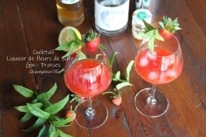 Recette Cocktail à la liqueur de fleurs de sureau, gin et fraises fraiches