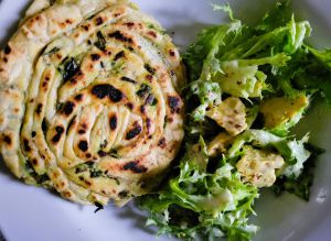 Recette Petits pains plats tressés aux oignons verts et graines de sésame