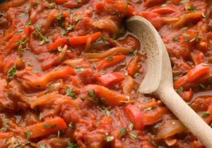 Recette Piperade Basique : Le Trésor Culinaire Basque qui Ensoleillera vos Assiettes