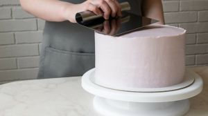 Recette Décoration de Gâteaux : l’utilité d’un plateau tournant pour une présentation parfaite