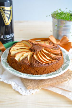 Recette Moelleux irlandais à l'avoine, pommes, raisins secs et Guinness (végan)