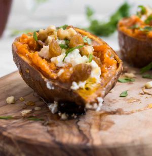 Recette Patate douce farcie à la feta, noix et raisins secs