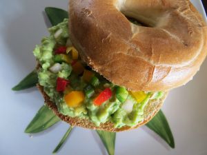 Recette Bagel avocat - poivrons - oignon