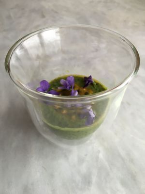 Recette ﻿Graines de chia, coco, matcha, Fruit de la passion et fleurs de violette
