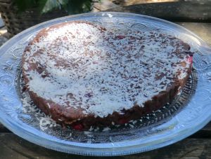 Recette Brownie cru végan  aux bananes, chocolat, noix de coco et fruits rouge sans gluten et sans lactose