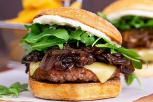 Recette Burger de boeuf aux olives et oignons caramélisés