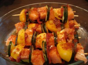 Recette Brochettes de saumon savoureuses aux tomates et paprika