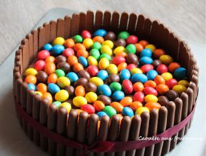 Recette Gâteau d'anniversaire déco bonbons (génoise-pâte à tartiner à la noisette)
