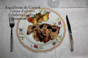 Recette Aiguillettes de canard à la crème d'ail noir et échalotes confites