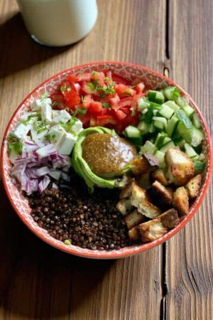 Recette Salade de lentilles croustillantes, légumes frais & croûtons maison