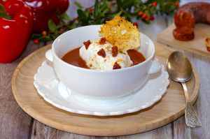 Recette Ile flottante aux poivrons, chorizo et tuile de parmesan