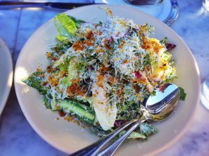 Recette Salade de poulet aux pissenlits, radis, oignons rouge et verts, parmesan, coriandre fraîche