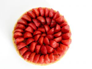 Recette Tarte aux fraises d'après Cédric Grolet : pâte sucrée, crème d'amandes et morceaux de fraises, crème pâtissière, confiture ou gelée de fraises, pistou basilic