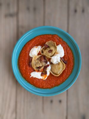 Recette Mes tortellini, crème de tomates au poivron et stracciatella