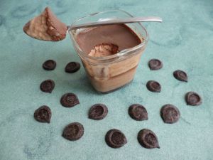 Recette Yaourts diététiques maison aux palets de chocolat noir à la stévia (sans sucre)