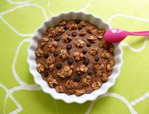 Recette Bircher muesli "brownie au chocolat" et avoine (hyperprotéiné, végan, diététique, sans oeuf ni beurre ni lait, riche en fibres)