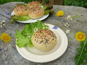 Recette Petits pains fourrés orties, ail des ours, alliaire et lierre terrestre