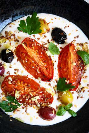 Recette Tomates rôties, yaourt à l’ail et olives