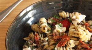 Recette Salade de pâtes à la tapenade d’olives, tomates & chèvre