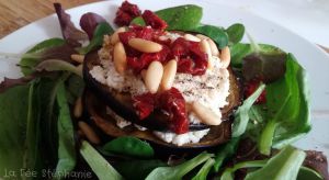Recette Millefeuille d'aubergines grillées et de fromage frais végétal aux tomates confites, lit de salade verte