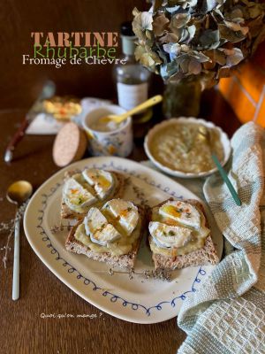 Recette Tartine à la Compotée de Rhubarbe au Thym et Fromage de Chèvre