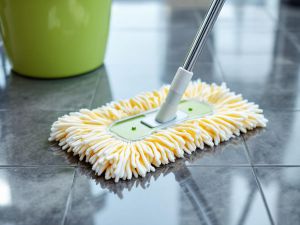 Recette Laver un sol carrelé sans traces avec double seau et serpillière bien essorée