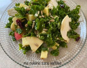 Recette Salade de chou kale, pomme, graines de tournesol, cranberries, fromage, quinoa (facultatif) et restes de poulet