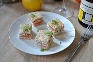 Recette Mini-sandwich saumon fumé et fromage frais aux herbes : recette pour un apéro festif !