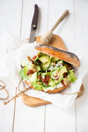 Recette Bagel Vegan (chèvre, miel, avocat tomates séchées & pignons de pin)