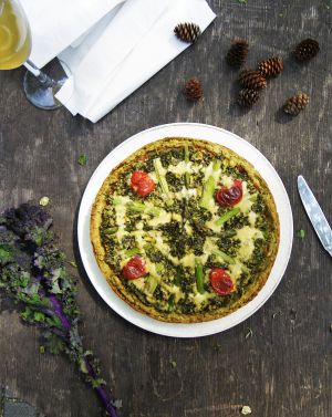 Recette Quiche végane au kale, asperges et menthe sur croûte de pois cassés