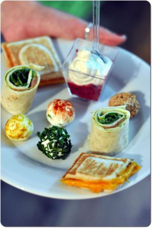 Recette Apéritif dînatoire : billes de fromages frais à la ciboulette - mini-croque bacon-mimolette - wraps guacamole-roquette-saumon