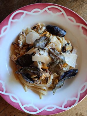 Recette Linguine aux moules et feuilles de sauge croustillantes