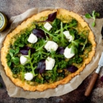 Recette Pizza au pesto, chou frisé, mozzarella et mâche