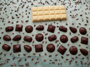 Recette Chocolats crus maison aux pépites de cacao et aux graines de chia (diététiques, végans, bio, sans gluten et riches en fibres)