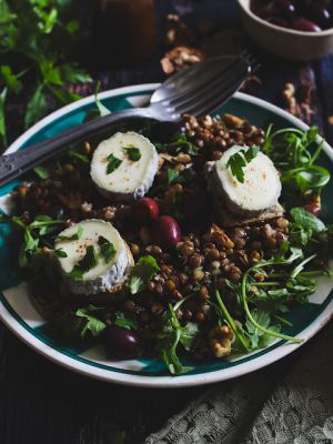 Recette Salade de lentilles aux noix, chèvre chaud et sauce au miel